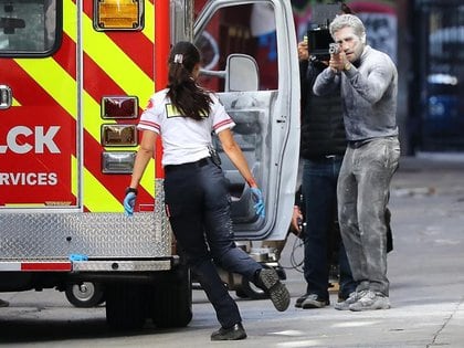 Alerta spoiler. Jake Gyllenhaal y Eiza Gonzalez durante una escena de acción de su próxima película, "Ambulance", dirigida y producida por Michael Bay