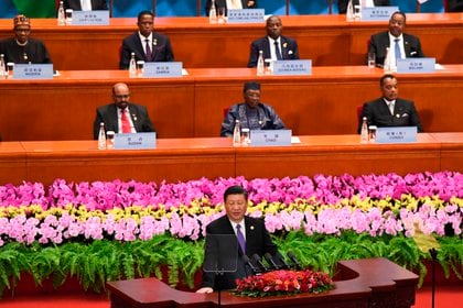 El presidente chino, Xi Jinping (c), ofrece un discurso durante la ceremonia de inauguración del Foro de Cooperación África-China (FOCAC) celebrado en Pekín (China) en septiembre de 2018. EFE/ Madoka Ikegami / Archivo
