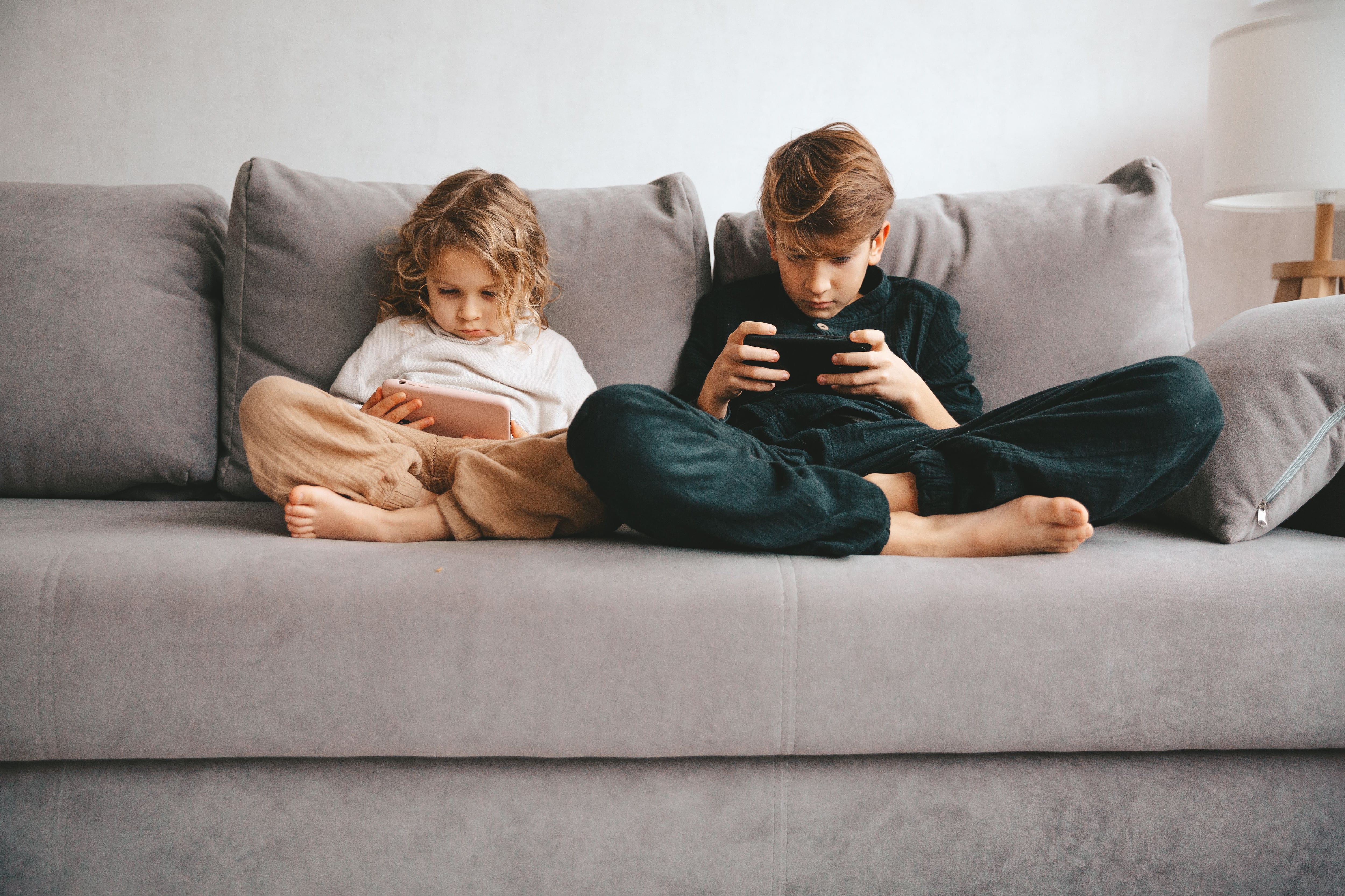 Los menores de edad pueden ver afectado su aprendizaje y desarrollo lingüístico por el consumo en pantallas (Getty)