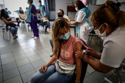 Una mujer es vacunada en una posta sanitaria hoy, en Buenos Aires (Argentina). EFE/Juan Ignacio Roncoroni

