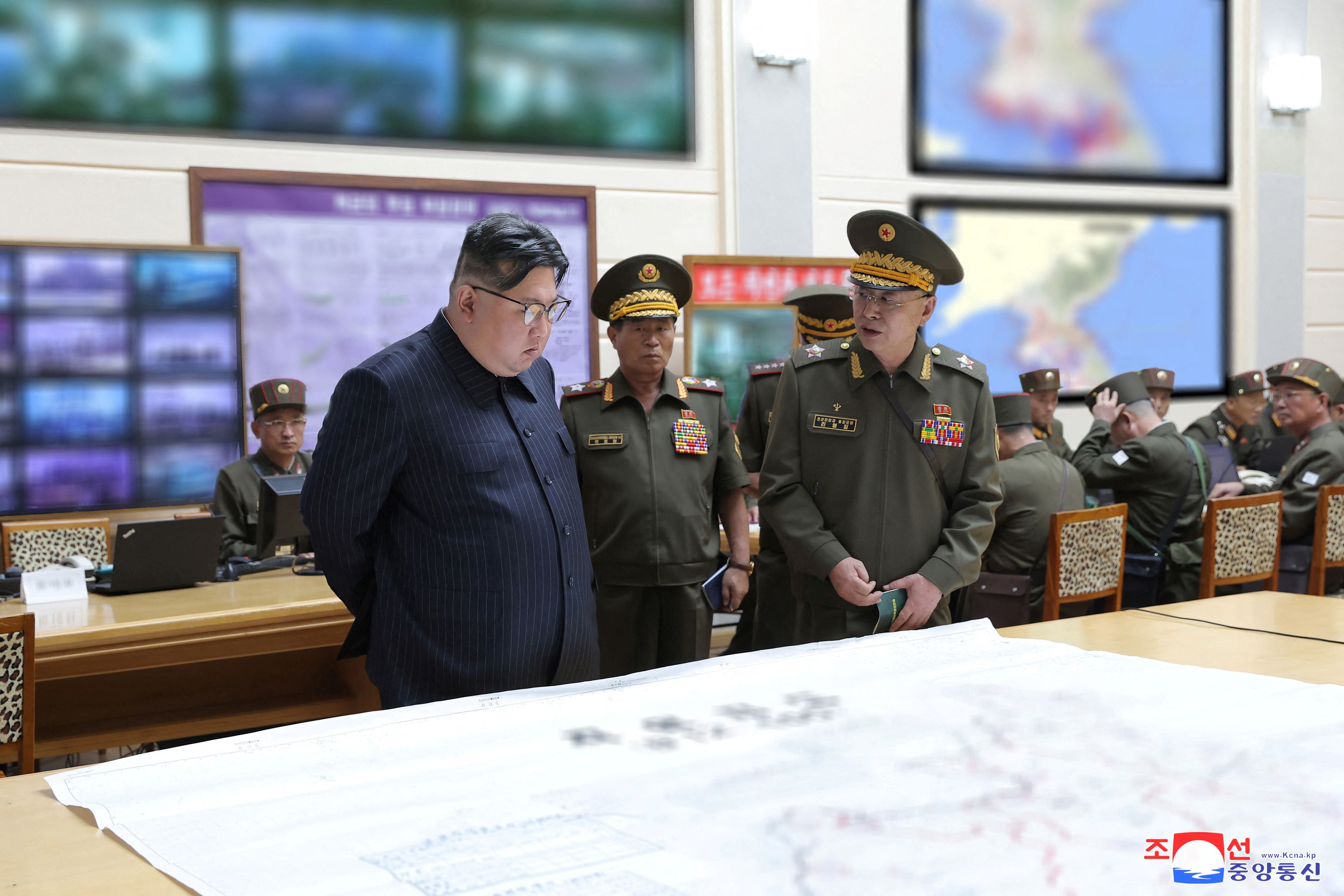 El líder norcoreano Kim Jong-un visita el centro de entrenamiento del Departamento de Estado Mayor del Ejército Popular de Corea (KPA) en un lugar no revelado de Corea del Norte  (KCNA/Reuters)