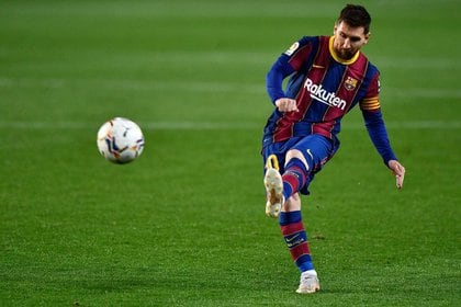 Messi renovaría su contrato con Barcelona por dos años. ¿Y se tiraría a llegar óptimo también al Mundial 2026? (REUTERS/Pablo Morano)