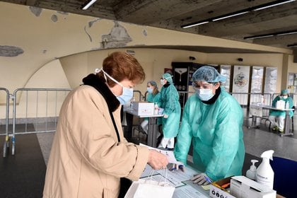 Trabajadores médicos revisan a los pacientes en un puesto de control médico en Brescia, Italia, el 3 de marzo de 2020 (Reuters/ Flavio Lo Scalzo/ archivo Foto)