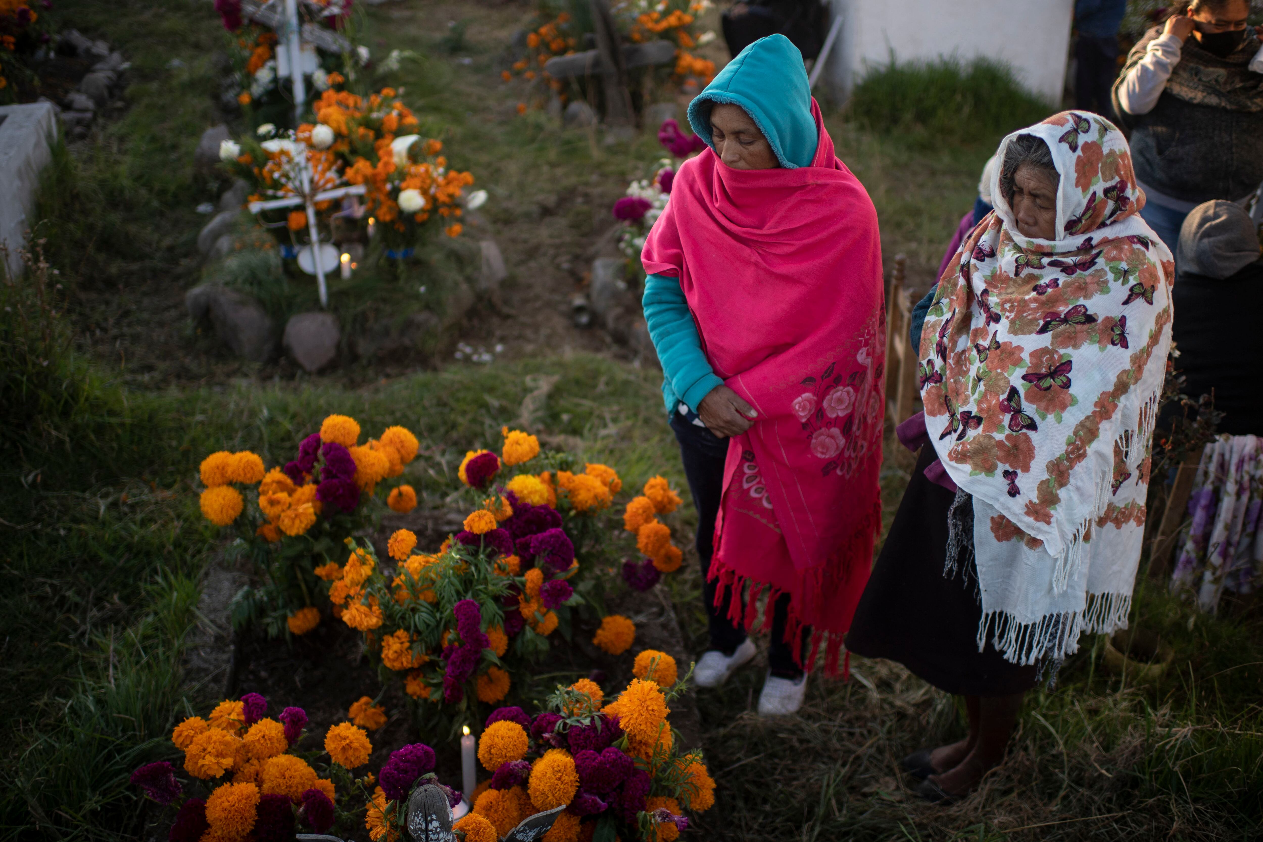 Las familias se reúnen en panteones para ver a sus difuntos. (Foto: AFP)