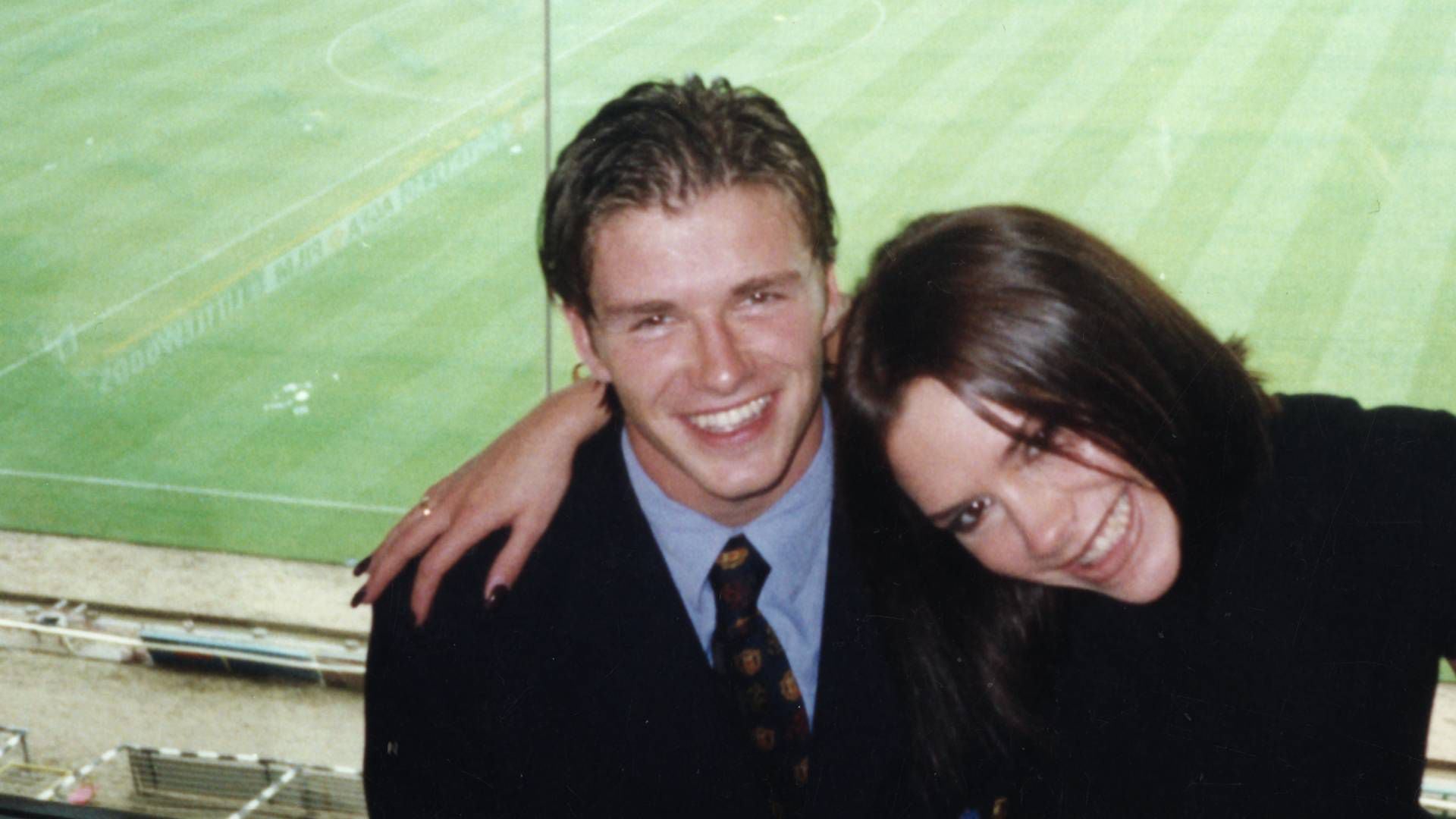 David y Victoria Beckham en una foto antigua. (Créditos: Netflix)