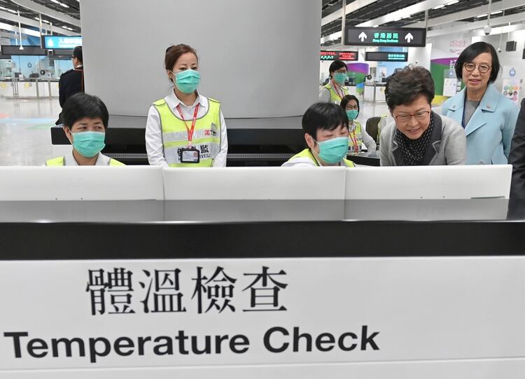 La mandataria local, Carrie Lam, revisa las medidas sanitarias junto a la Secretaria de Salud y Alimentación en un puerto de Hong Kong (AP)