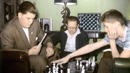 Jack Collins estudia partida con Bill Lombardy y Bobby Fischer. Collins, un maestro de ajedrez que como jugador llegó a ser uno de los 50 mejores del país, también tenía un buen pasar económico. Se convirtió en mentor de Bobby, quien quedó extasiado por la biblioteca ajedrecística de su nueva guía.