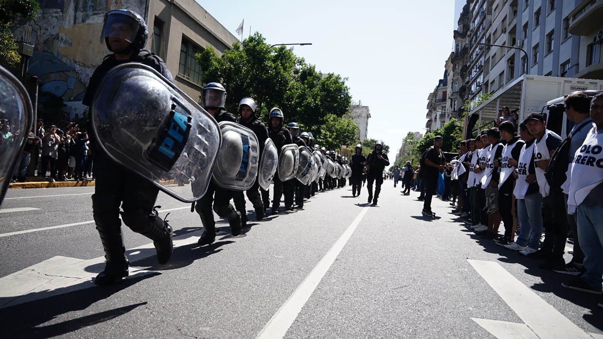 Marcha 20D - policías - enfrentamientos