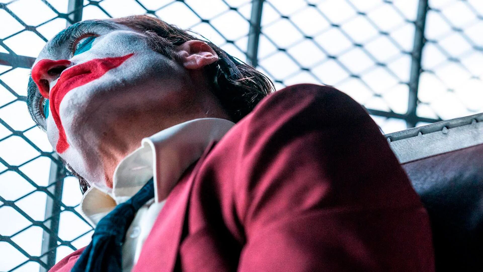 Joaquin Phoenix se empapa bajo la lluvia en nueva imagen de “Joker 2″