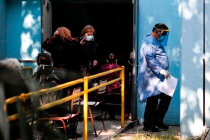 Un grupo de personas esperan para realizarse un testeo de covid-19, en el barrio porteño de Flores. (EFE/ Juan Ignacio Roncoroni/Archivo)
