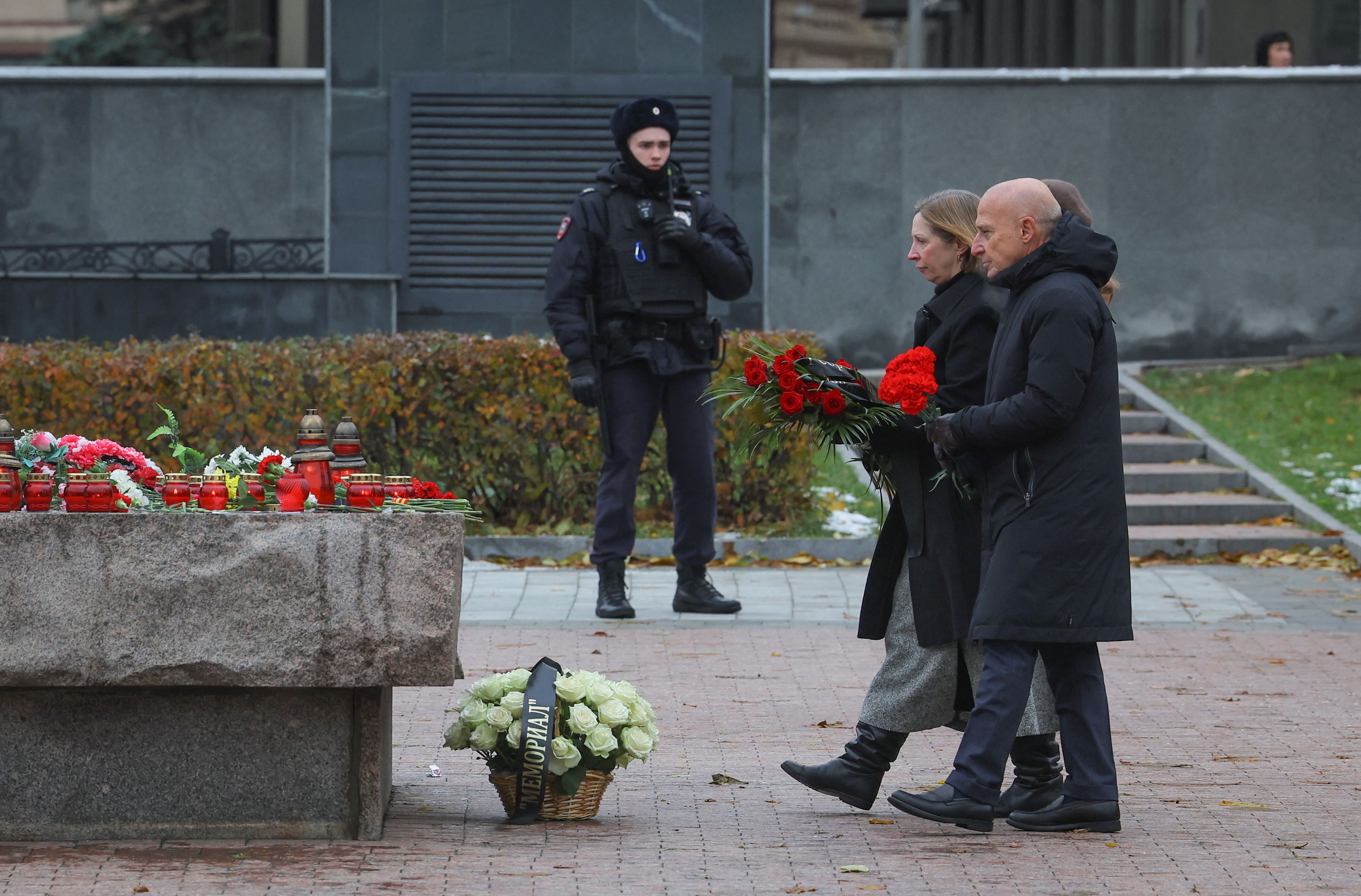 La embajadora de Estados Unidos en Rusia, Lynne Tracy, deposita flores en el monumento conmemorativo de la Piedra Solovetsky (REUTERS/Evgenia Novozhenina)