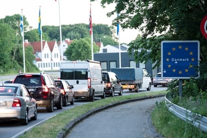 Filas de autos esperando a cruzar en la frontera alemana con Dinamarca (Reuters)