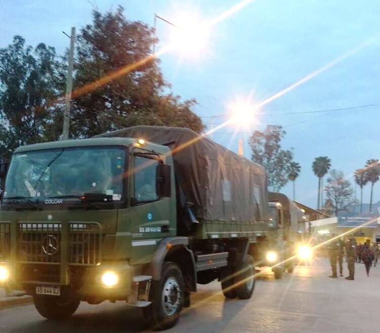 Los vehículos que envió el gobierno argentino con elementos para combatir los incendios (@EmbajadaArgentinaBolivia)
