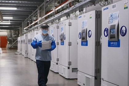 FOTO DE ARCHIVO: Un trabajador pasa junto a una línea de congeladores que contienen la vacuna BNT162b2 candidata a la enfermedad por coronavirus (COVID-19) en una instalación de Pfizer en Puurs, Bélgica, en una fotografía sin fecha. (Pfizer a través de REUTERS)