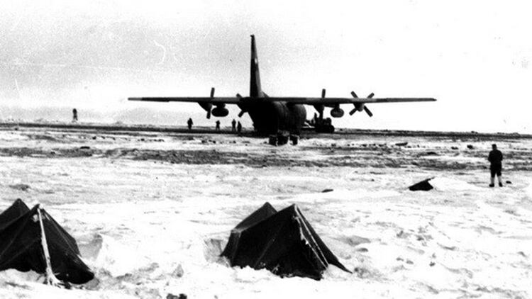 El histórico aterrizaje de un Hércules C-130 en la pista de Marambio. Ocurrió por primera vez el 11 de abril del 1970. Es capaz de transportar hasta veinte mil kilos, pero a la base opera solo diez mil porque por la extensión de la pista debe realizar un aterrizaje de asalto