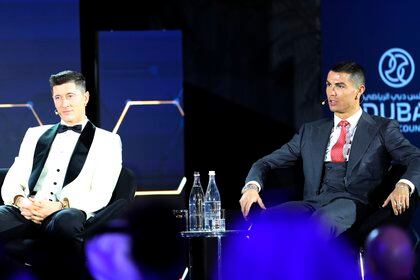 Cristiano junto a Lewandowski, quien fue premiado como mejor jugador de 2020 (EFE/EPA/ALI HAIDER)
