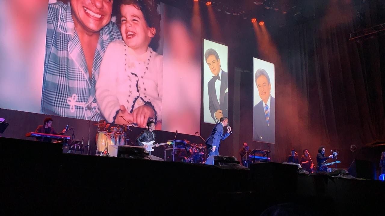 Hijo mayor de José José, cantando en el Zócalo Capitalino "Voy a llenarte toda" canción favorita de su padre.