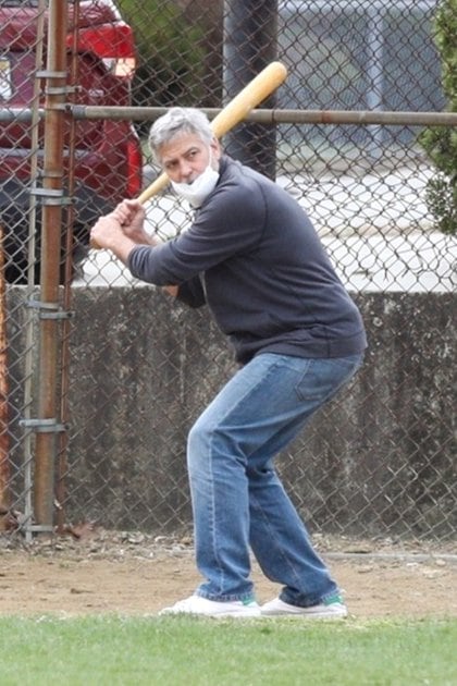 Un día distinto. George Clooney jugó un partido de softball en Boston, en donde se encuentra filmando su nueva película "The Tender Bar"