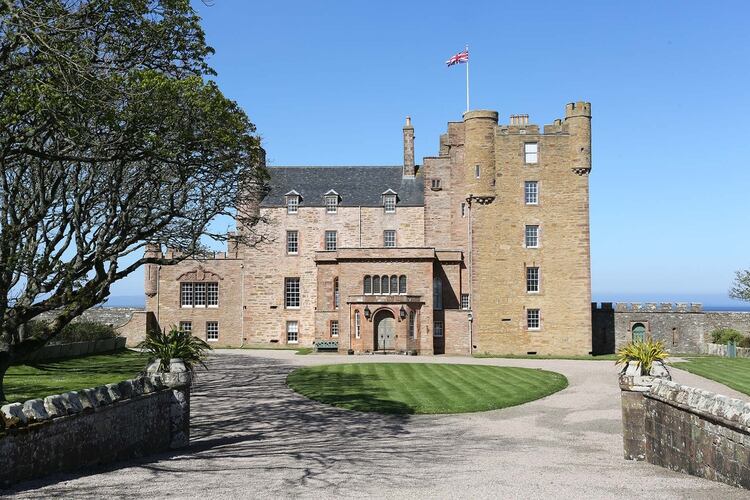 La reina madre se encaprichó con el Castillo de Mey durante un viaje que hizo a Escocia después de quedarse viuda. El príncipe de Gales transformó el lugar en un hotel de diez habitaciones (Shutterstock)