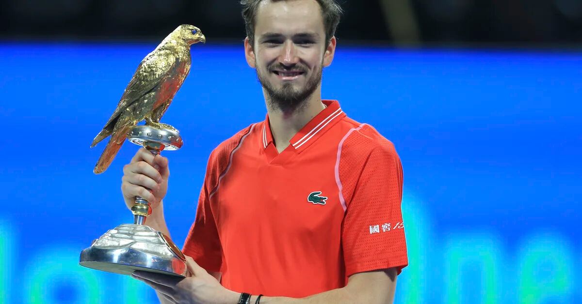 Medvedev wins Qatar Open on debut