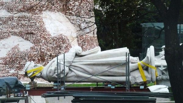 Pese al reclamo de miles de ciudadanos parte de la escultura fue desechada para poner en su reemplazo el símbolo femenino de Juana Azurduy