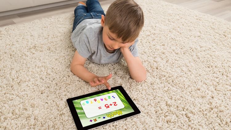 En el mercado existen cientos de apps y juegos en línea educativos y divertidos que pueden ser motivo de temas de conversación e involucramiento en la relación padres-hijos