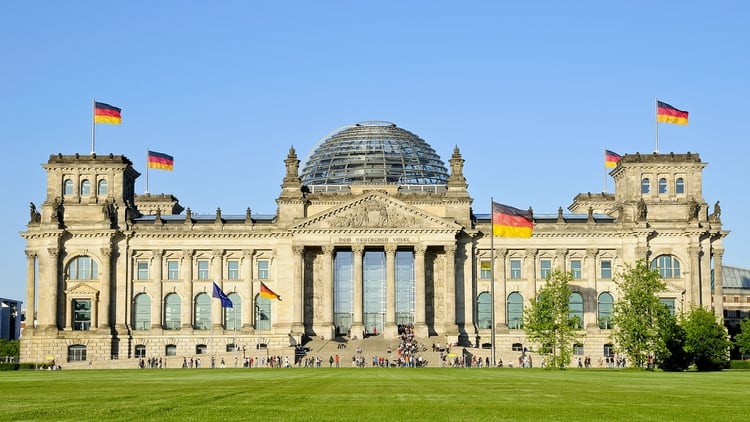 La fachada del Parlamento alemán en Berlín, que también es museo y puede ser visitado