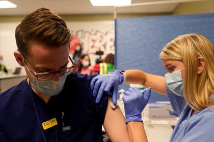 Una campaña de vacunación entre los trabajadores de la salud de EE. UU. Reuters / Brian Wollston