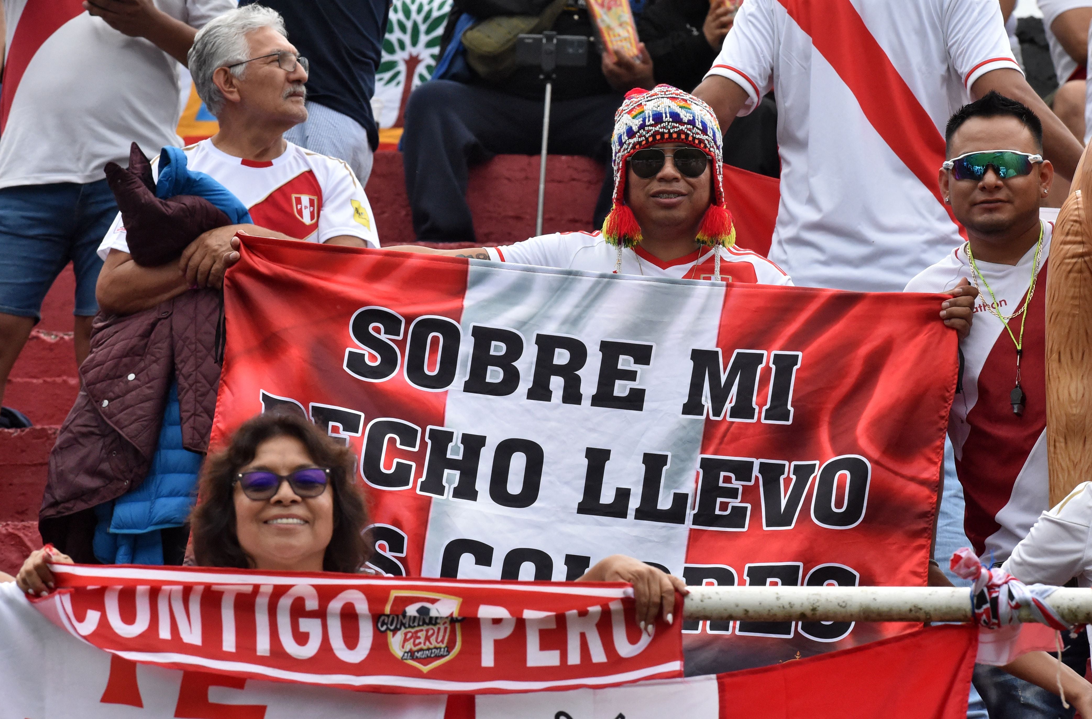 Hinchas de Perú alientan a la selección peruana en el estadio de Ciudad del Este donde debutará la selección peruana en Eliminatorias 2026 | AFP