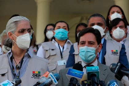 El presidente del Tribunal Supremo Electoral (TSE), Salvador Romero (d), habla en una conferencia de prensa junto a la secretaria técnica de la Unión de Organismos Electorales de América (Uniore), Pamela San Martín, hoy, en la sede del TSE en La Paz (Bolivia). EFE/Martin Alipaz 