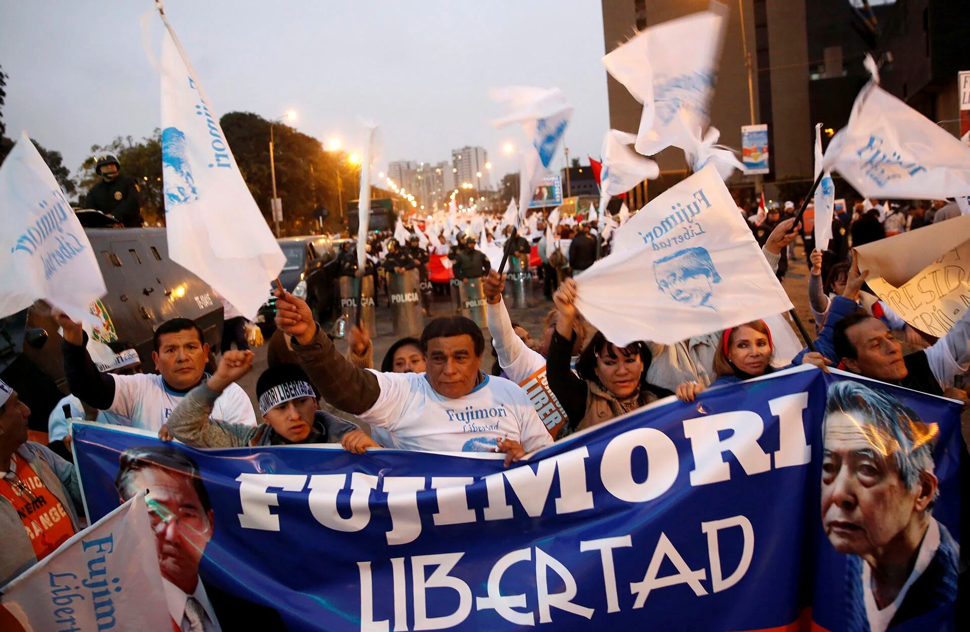 Más de 2.000 simpatizantes del encarcelado ex presidente Alberto Fujimori marcharon el viernes por las calles de Lima para exigir el indulto de su líder ante el mandatario electo Pedro Pablo Kuczynski (Reuters)