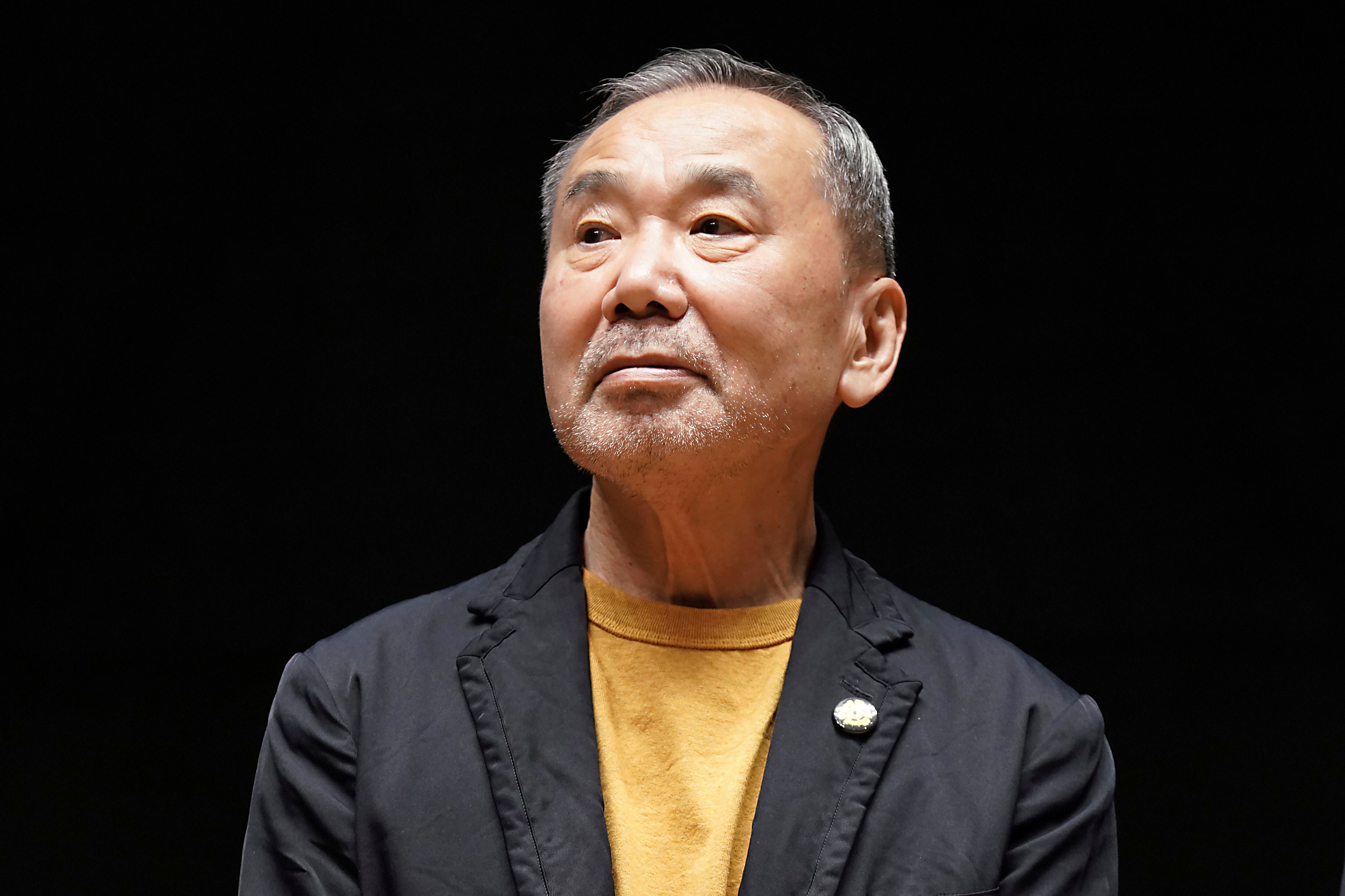 ARCHIVO - El novelista japonés Haruki Murakami posa para la foto durante una conferencia de prensa en la biblioteca que lleva su nombre en la Universidad Waseda, Tokio, 22 de setiembre de 2021. El popular escritor japonés ha ganado el Premio Princesa de Asturias de Literatura 2023, anunció la fundación que otorga los premios el miércoles 24 de mayo de 2023. (AP Foto/Eugene Hoshiko, File)