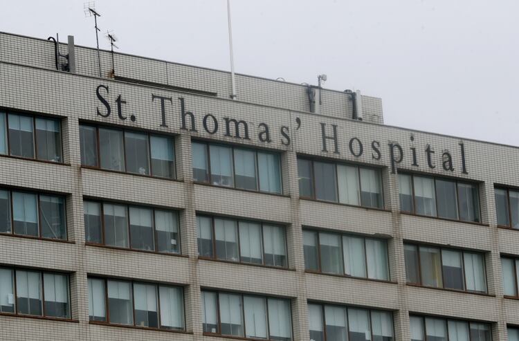 Vista general del Hospital St Thomas en Londres después de que el primer ministro británico, Boris Johnson, fuera ingresado para someterse a pruebas después de sufrir síntomas persistentes de coronavirus (Reuters)