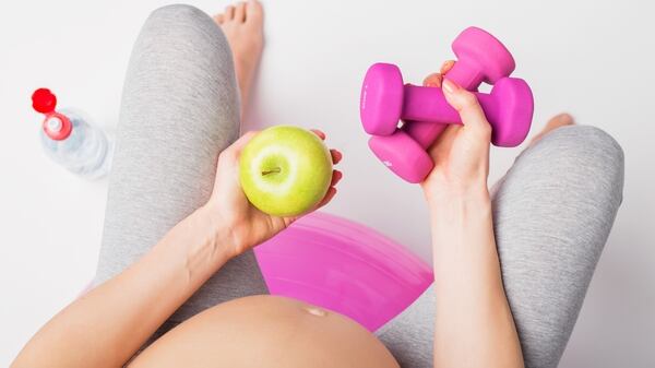 Durante el embarazo hay prácticas que deben evitarse y otras a realizar con precauciones (Getty)