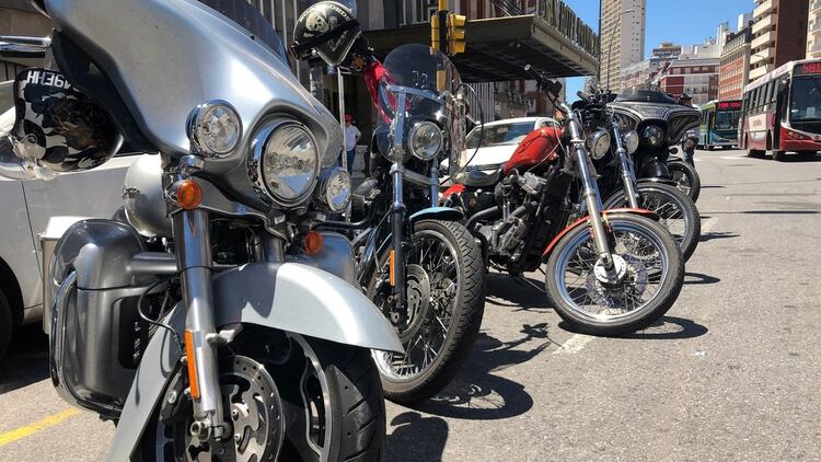 Motos de toda clase, todas Harley, decoraron la fachada del Gran Hotel Provincial