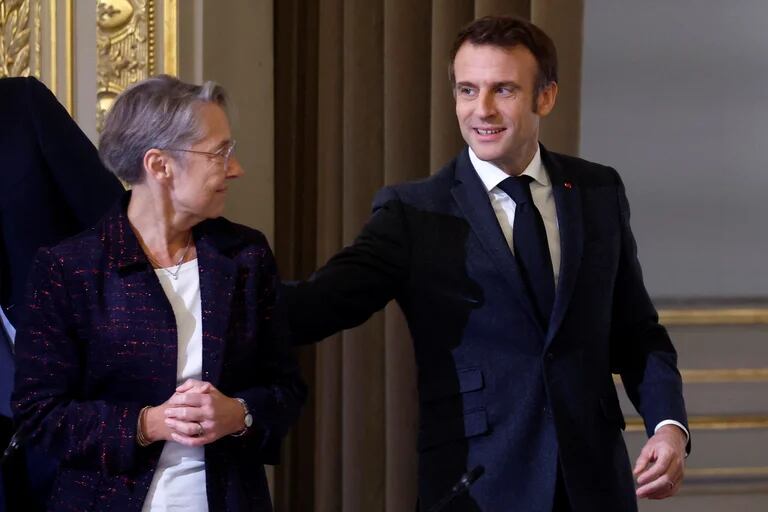  El presidente francés, Emmanuel Macron, saluda a la primera ministra francesa, Elisabeth Borne, a su llegada para asist 