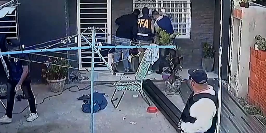 Falsos policías en acción: quisieron entrar armados a una casa en Moreno y se asustaron con los perros