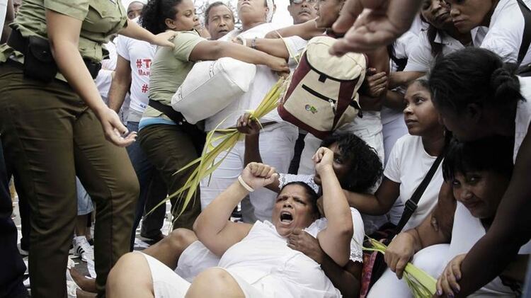 La represión en Cuba contra las Damas de Blanco (EFE)