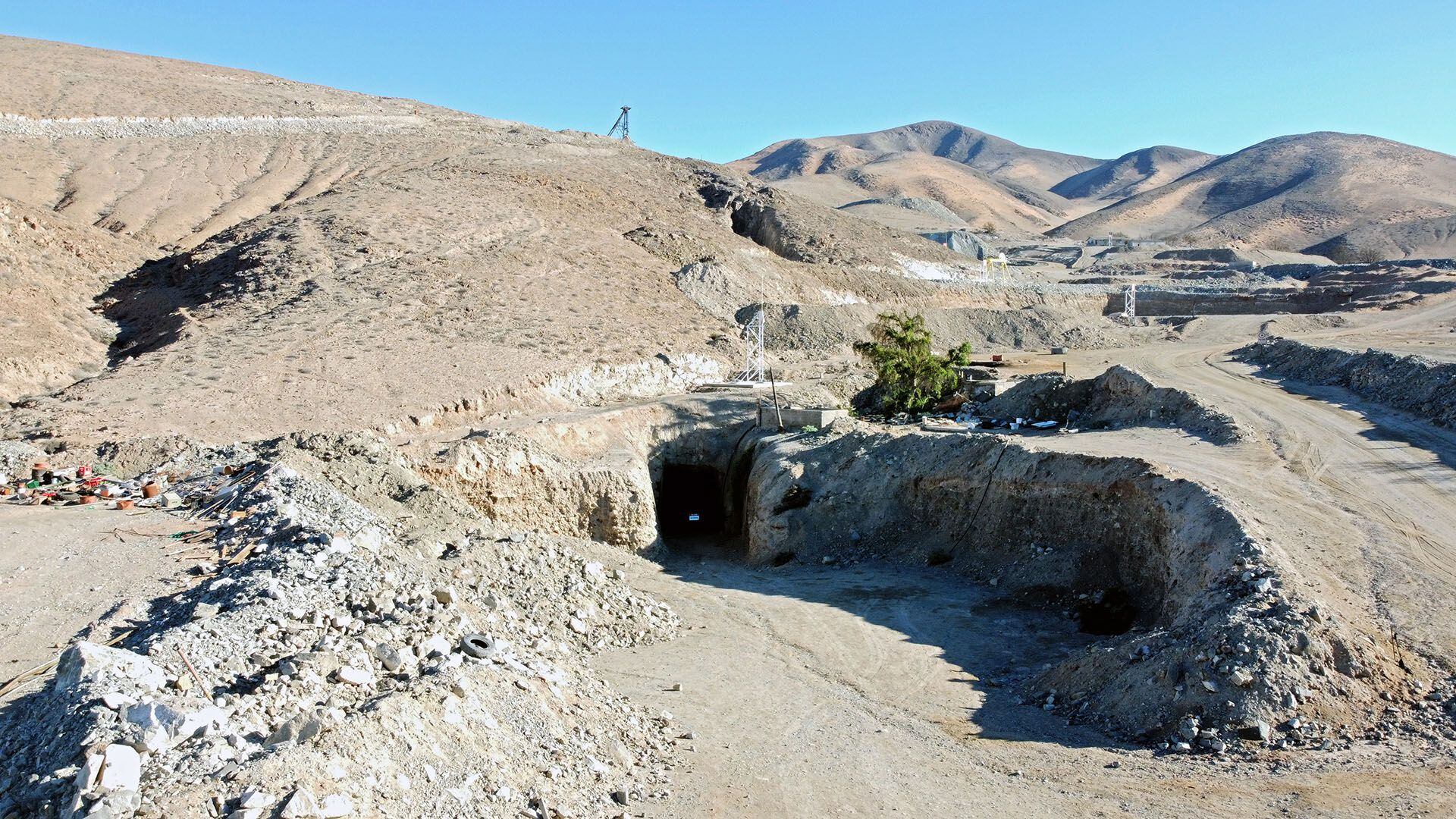 Los 33 mineros estuvieron atrapados 69 días en la mina San José desde el 5 de agosto hasta el 13 de octubre. El Libro Guinness de los Récords jura que nunca antes un grupo de personas permaneció tanto tiempo bajo tanta tierra (Alex F. CATRIN / AFP)