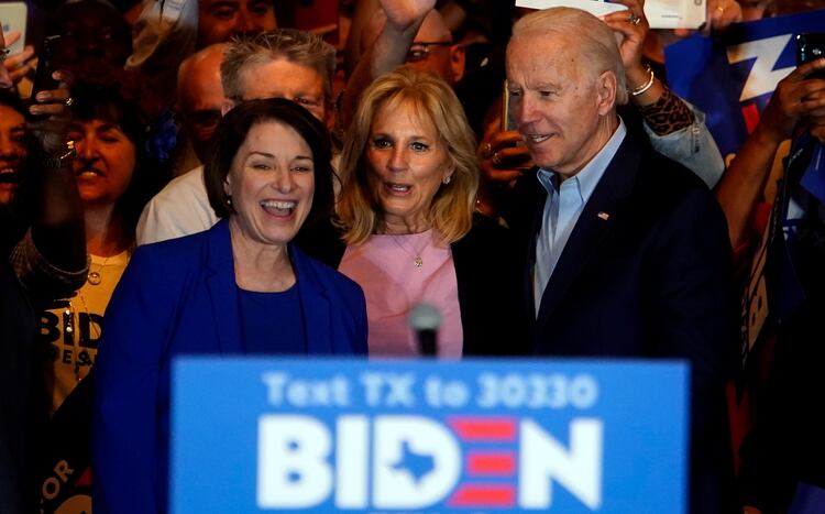 Amy Klobuchar al momento de dar su apoyo a Joe Biden (REUTERS/Eric Thayer)