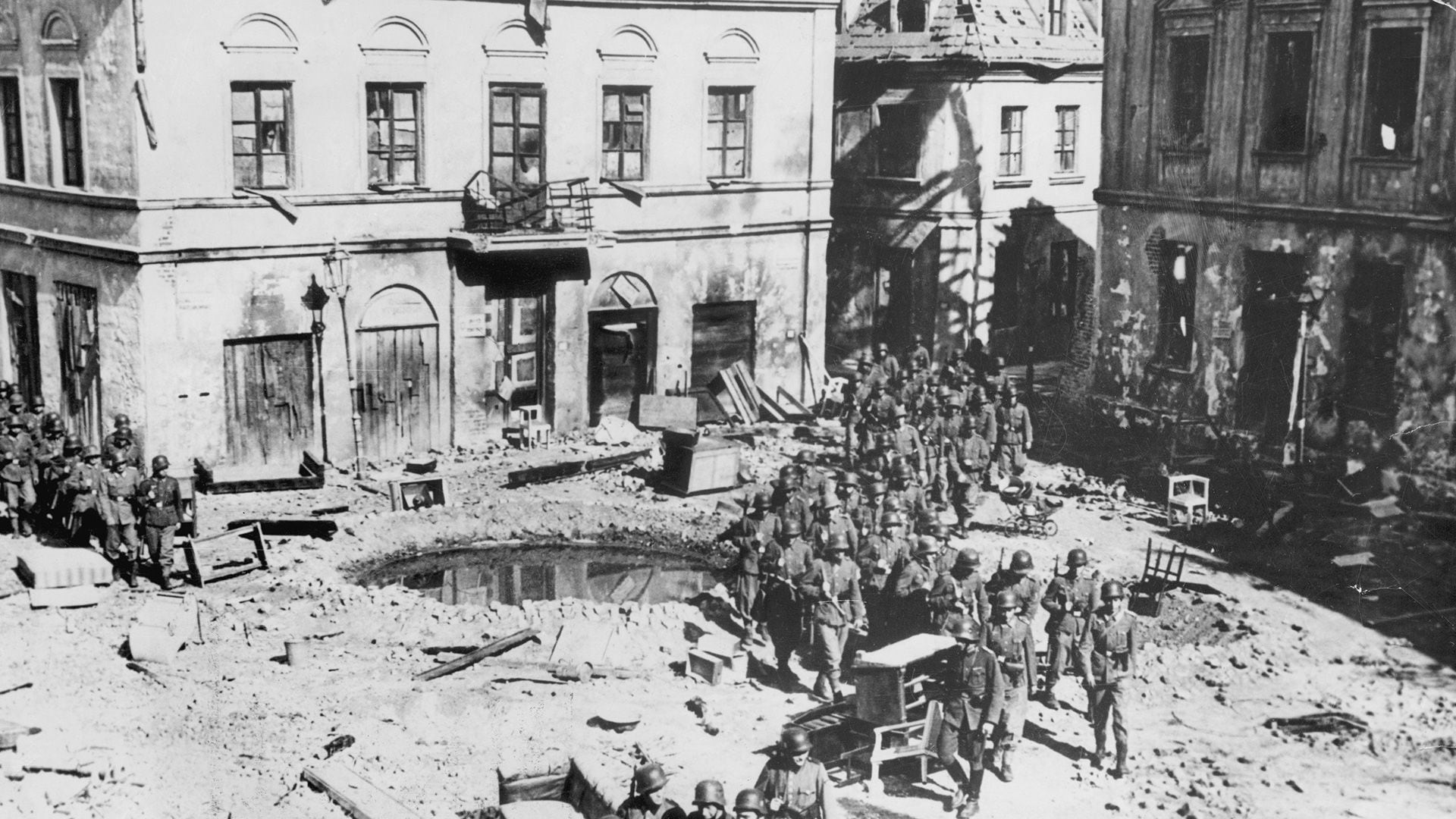 Tropas alemanas marchan dentro de Varsovia luego de un bombardeo masivo 