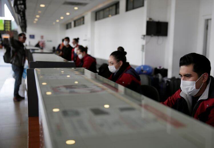 Según The Economist, muchos trabajadores tampoco tienen grandes amortiguadores de seguridad y se arriesgan a perder sus ingresos y sus trabajos mientras aún tienen que hacer pagos de hipotecas y comprar bienes esenciales.