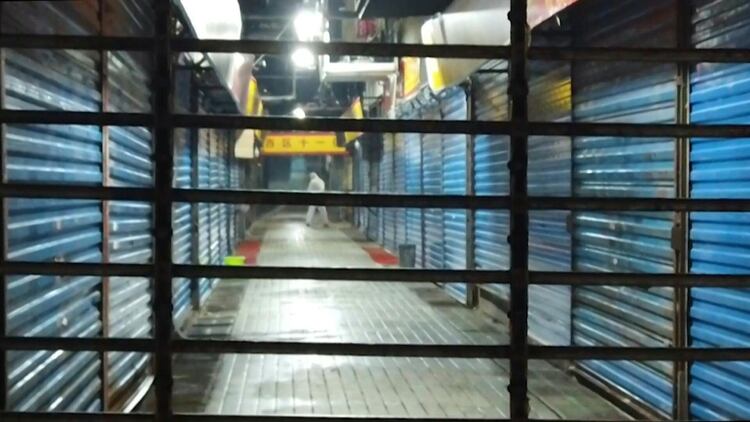 Una imagen del mercado en China en el que se cree que se originó el nuevo brote