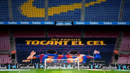 La gigantografía en homenaje a Messi por haber alcanzado a Xavi como el futbolista con más presencias en el Barcelona