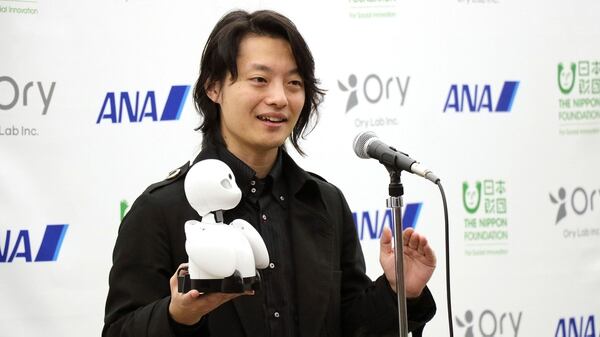 El ingeniero Kentaro Yoshifuji presenta el modelo de robot OriHime-D en la cafetería inaugurada en la sede de la Nippon Foundation en Tokio (EFE/Nora Olivé)
