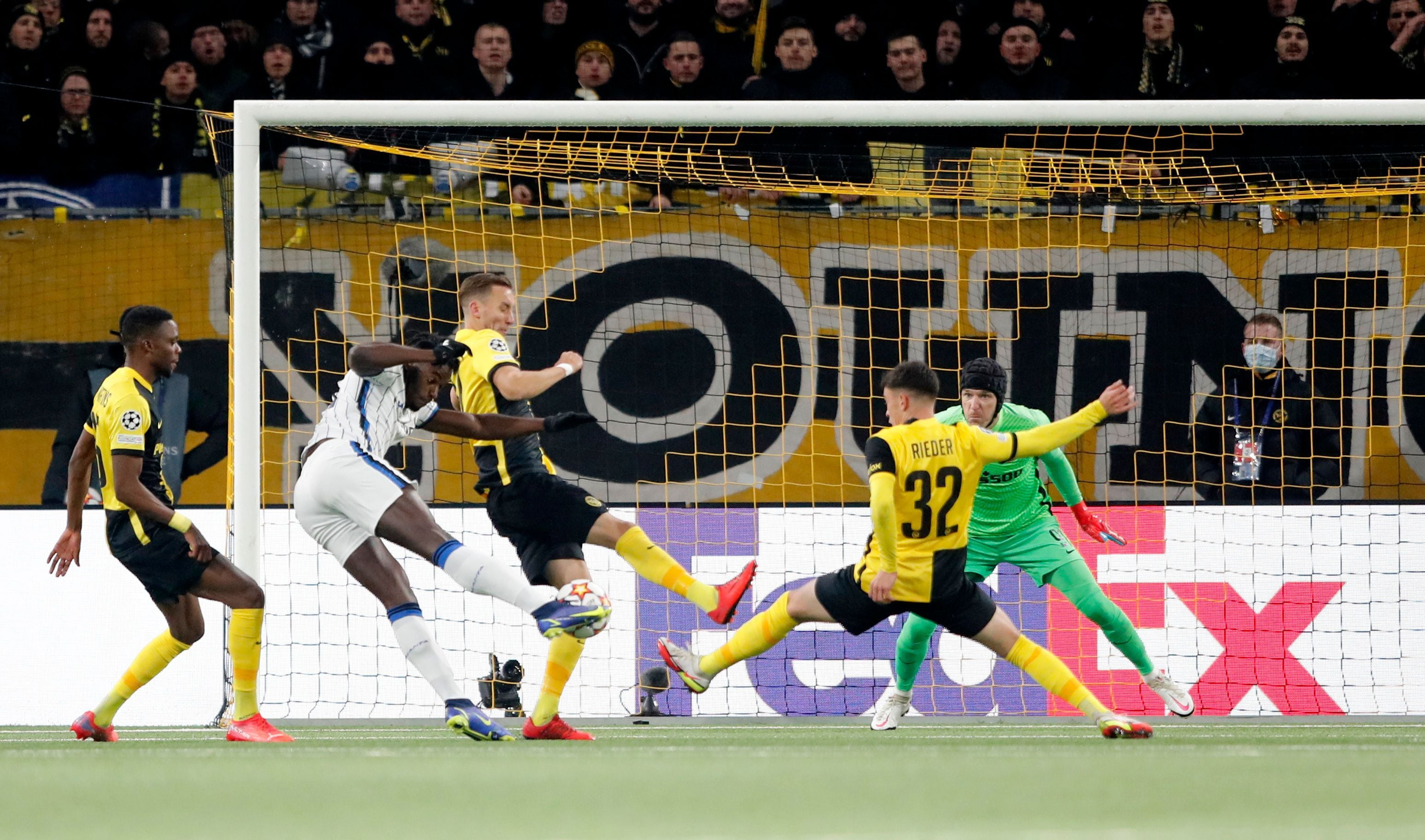 Duván Zapata abrió el marcador en el empate entre Atalanta y Young Boys el pasado 23 de noviembre. REUTERS/Arnd Wiegmann