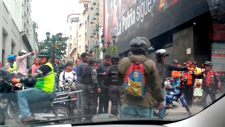 La oposición denunció la presencia de paramilitares 