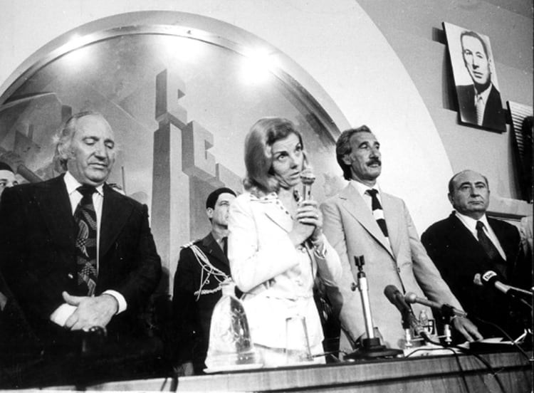 10 de marzo de 1976: Isabel habla en salón central de la CGT