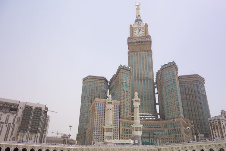 La torre Abraj Al Bait cuenta con dos rasgos distintivos además de su llamativa altura: un reloj en la torre principal del hotel y una aguja de 93 m junto con una de 151 m que le dan la altura total de 601 metros (Shutterstock)