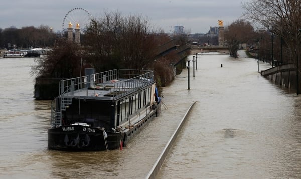 Una embarcación parisina, amarrada ante la prohibición de navegación (Reuters)